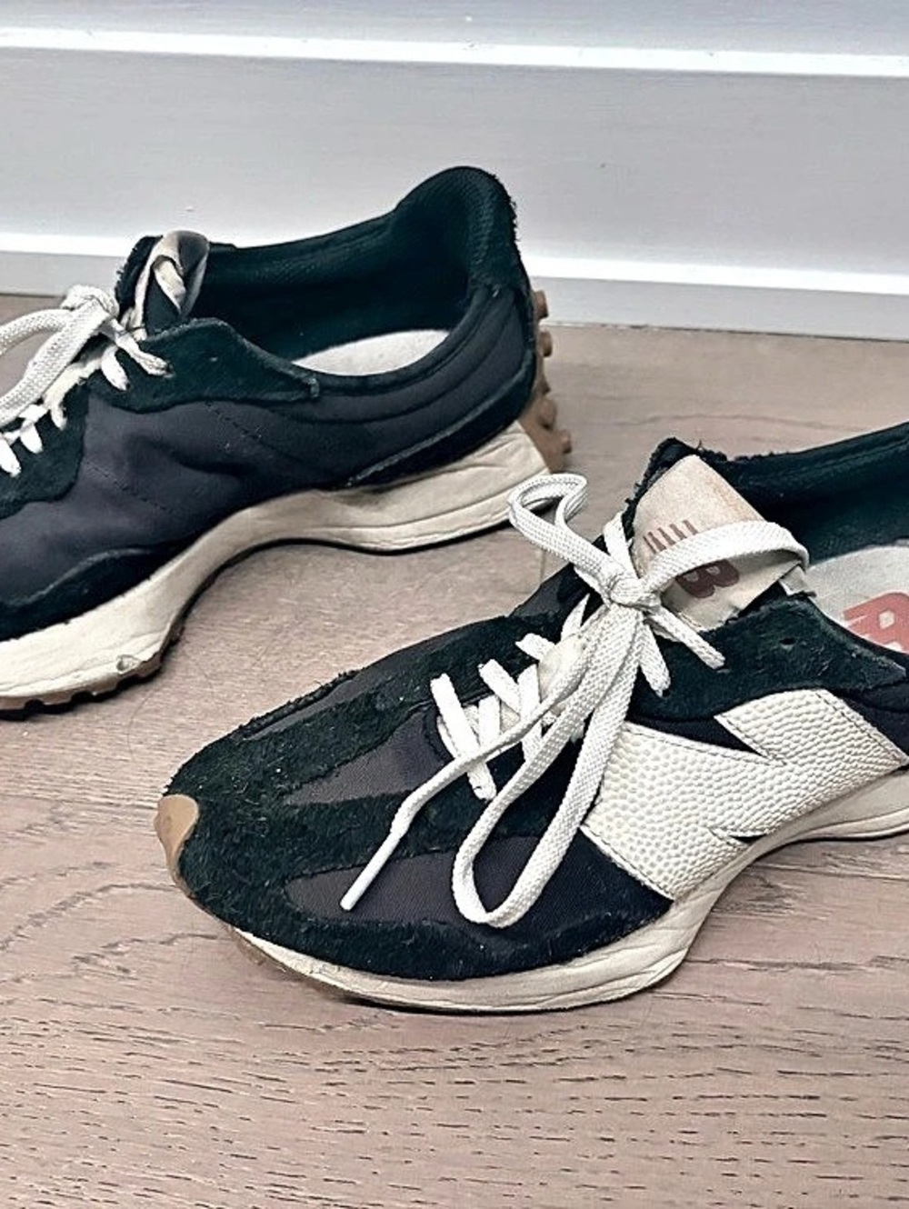 New Balance 327 Black & White Sneakers US 7